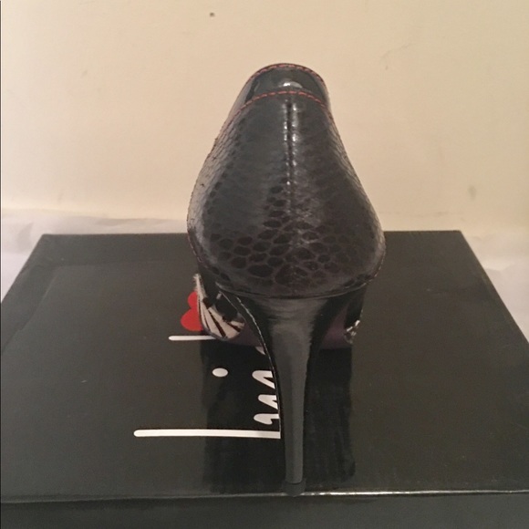 New In Box Multi pattern Black Patent Leather Pump - Picture 4 of 4